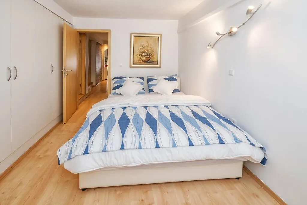 Relaxing 2Bd Apartment, Ground Floor - Walk To Old Town Split Apartament