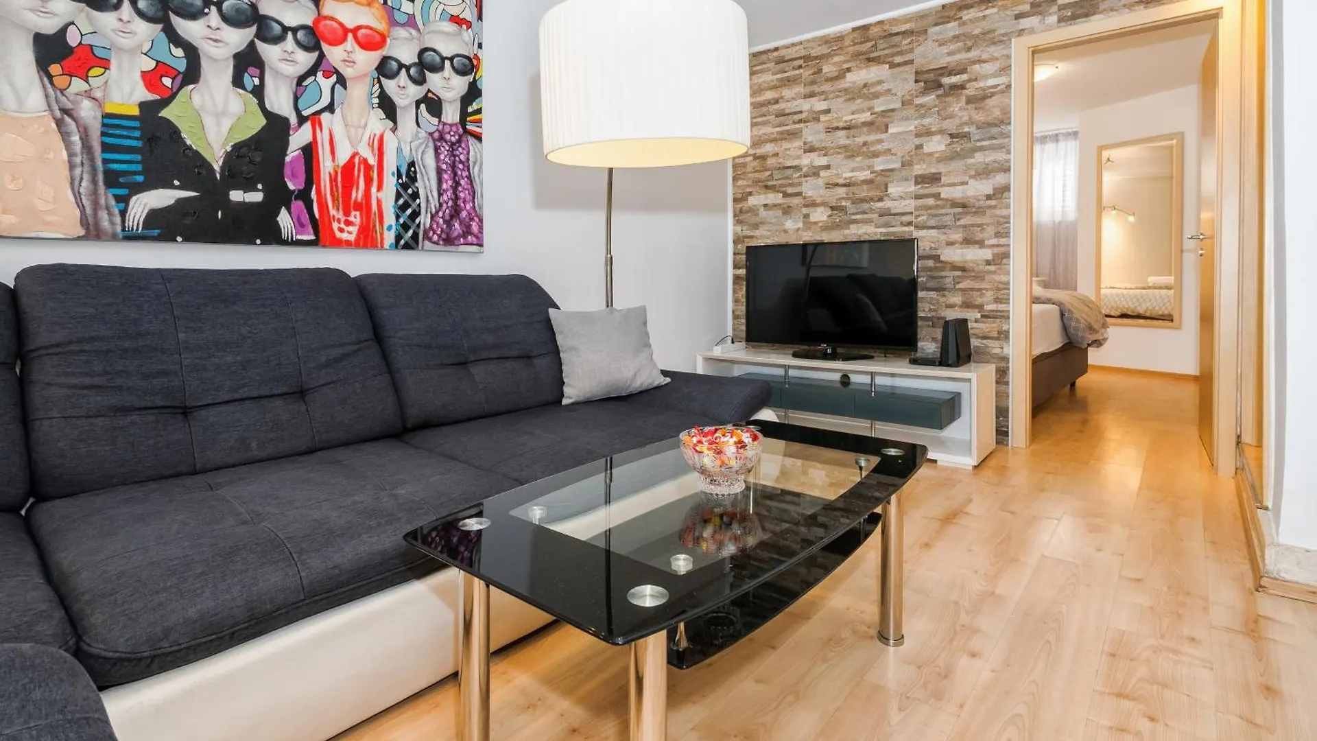 Relaxing 2Bd Apartment, Ground Floor - Walk To Old Town Split Apartament