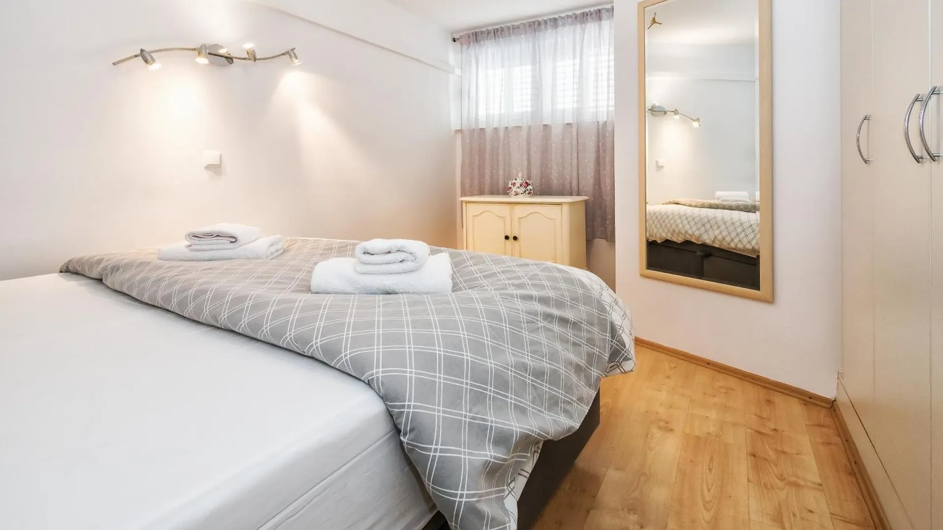 Relaxing 2Bd Apartment, Ground Floor - Walk To Old Town Split 0*,  Chorwacja