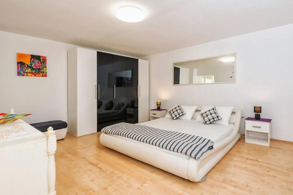 Relaxing 2Bd Apartment, Ground Floor - Walk To Old Town Split Apartment