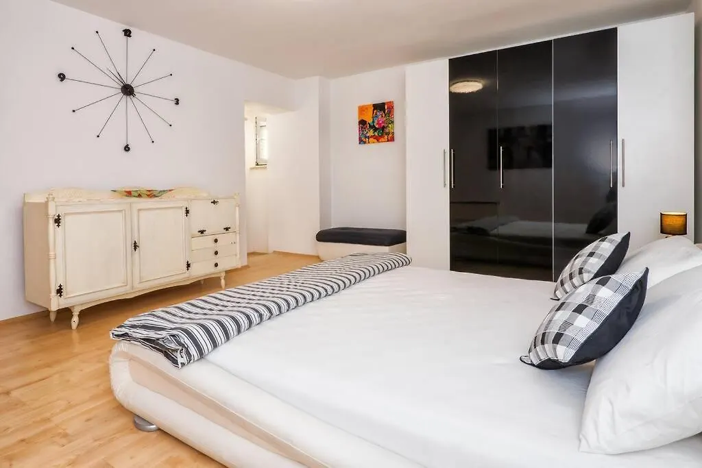 Relaxing 2Bd Apartment, Ground Floor - Walk To Old Town Split
