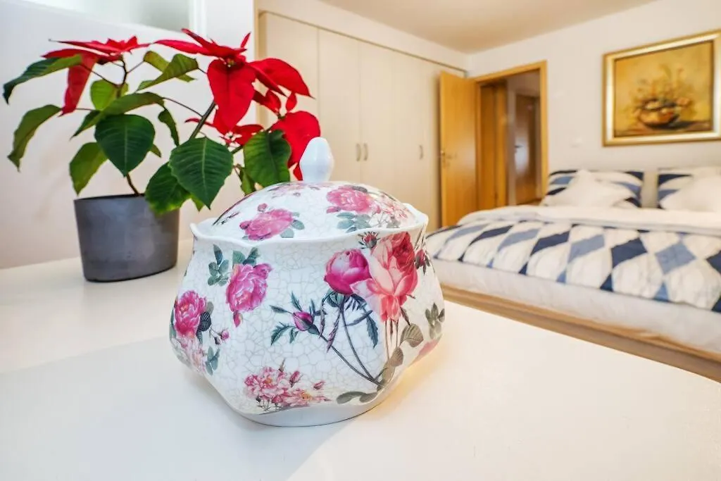 Apartment Relaxing 2Bd Apartment, Ground Floor - Walk To Old Town Split
