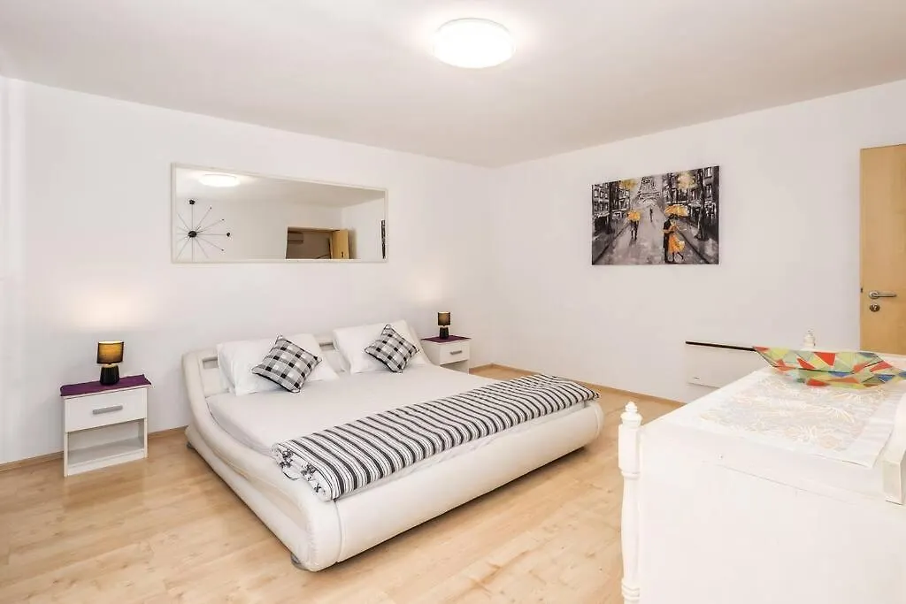 Relaxing 2Bd Apartment, Ground Floor - Walk To Old Town Split Apartment