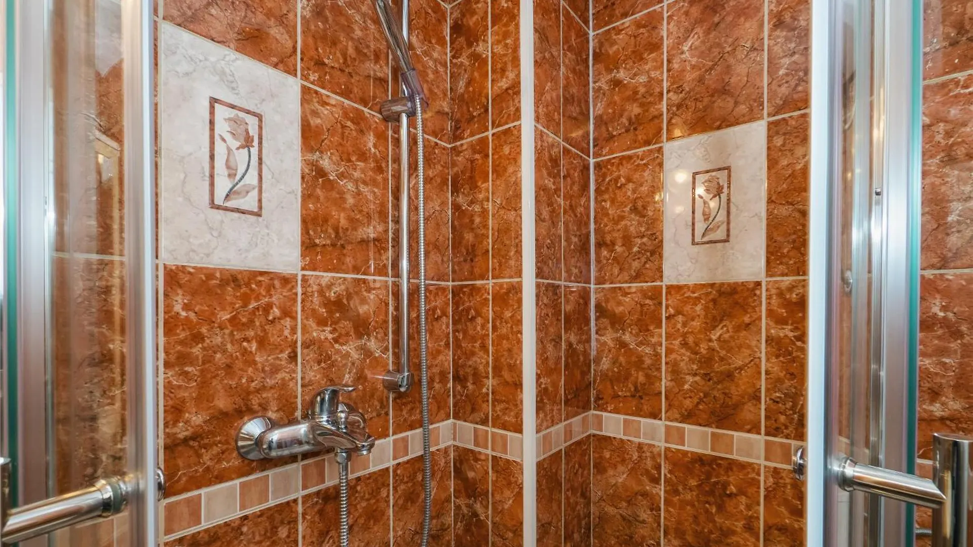 Relaxing 2Bd Apartment, Ground Floor - Walk To Old Town Split Apartment