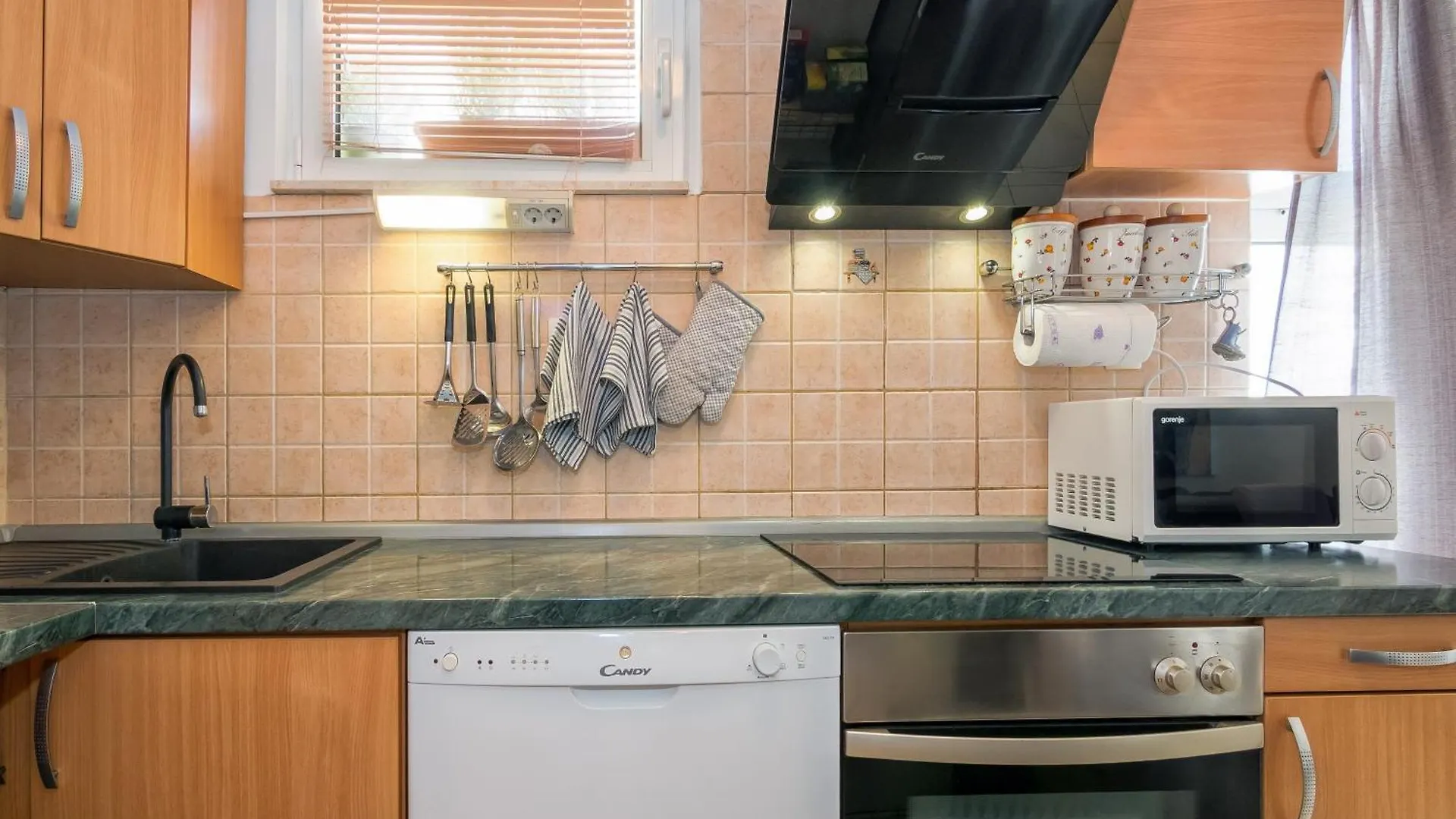 Relaxing 2Bd Apartment, Ground Floor - Walk To Old Town Split 0*,