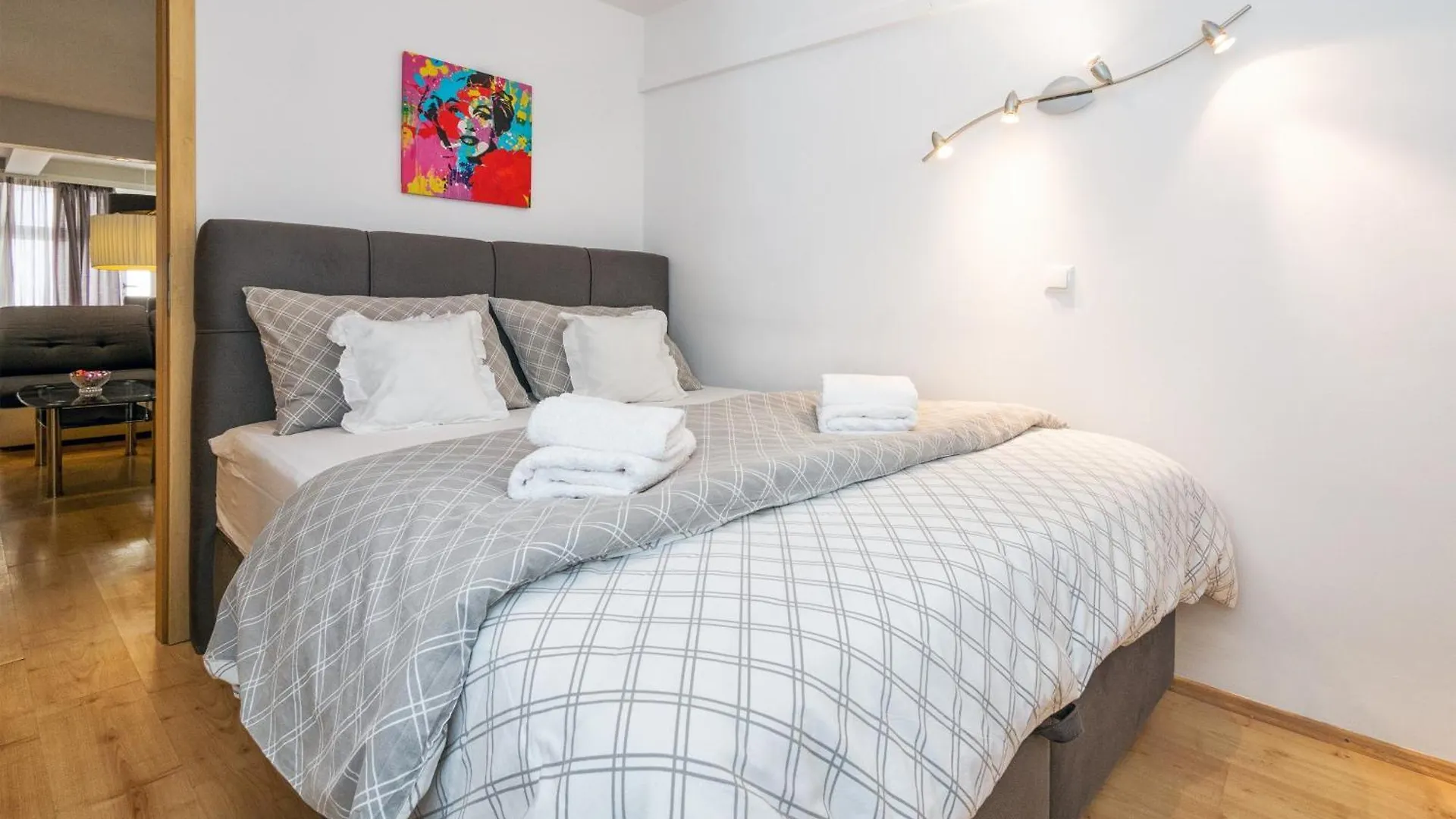 Relaxing 2Bd Apartment, Ground Floor - Walk To Old Town Split Apartment