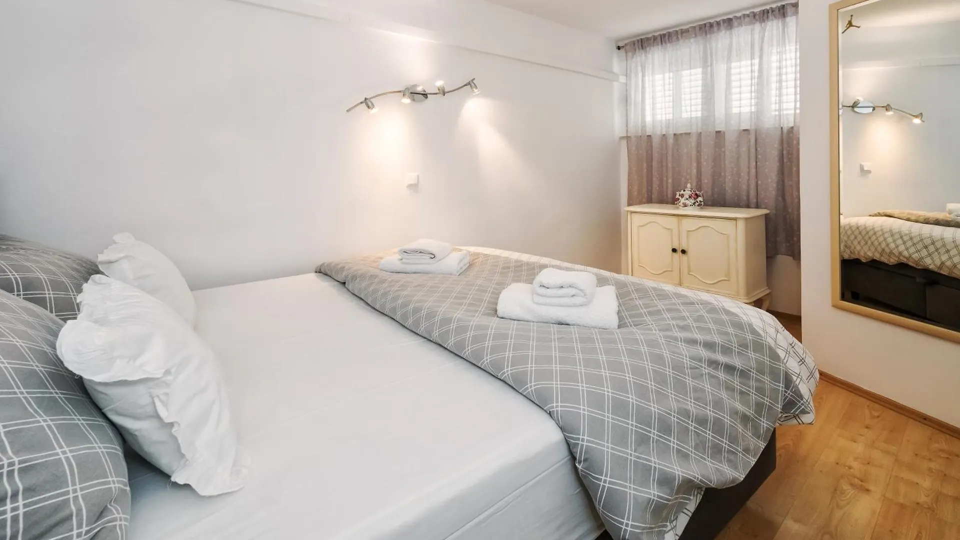 Relaxing 2Bd Apartment, Ground Floor - Walk To Old Town Split