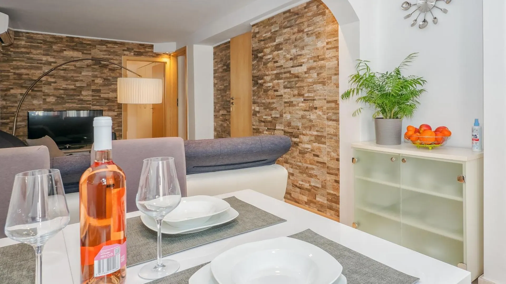Relaxing 2Bd Apartment, Ground Floor - Walk To Old Town Split Apartment